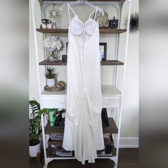 Elegant White Wedding Gown - Picture 14 of 16